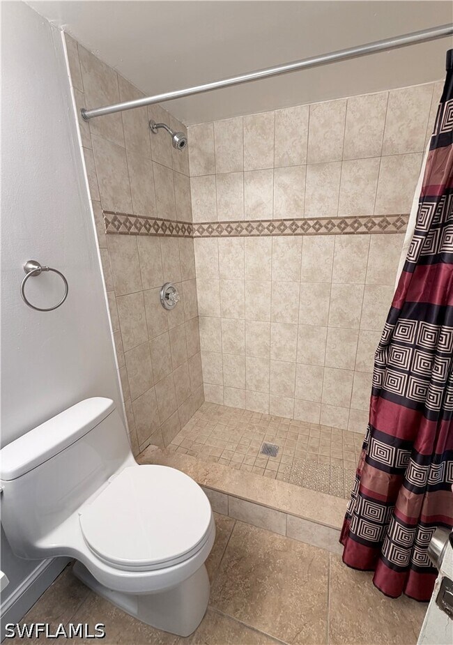 Building Photo - 190 Santa Clara Dr