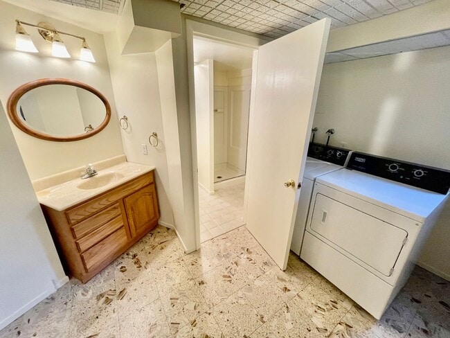 Building Photo - Discover Comfort & Charm in a Prime Location: 2BD/2B Single-Family Home!