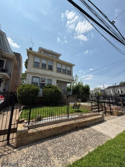 Building Photo - 86 Mapes Ave