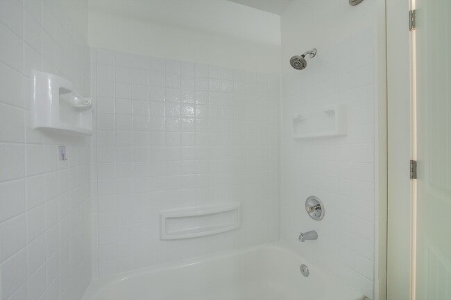 Building Photo - 2bd/1ba Kirkland Condo