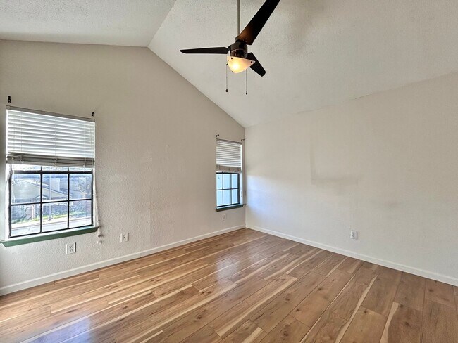 Building Photo - Stylish 2 Bedroom, 1.5 Bath Home with High Ceilings