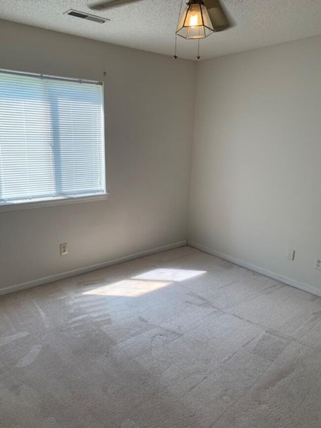 Building Photo - 2 BED 2 BATH CONDO ON BOTTOM FLOOR AT MYRT...