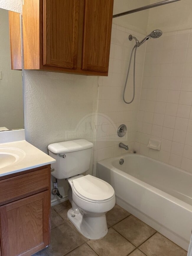 Building Photo - 2318 Wildewood Dr