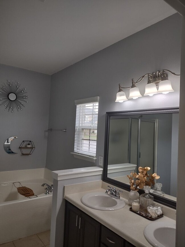 Building Photo - Outstanding FIVE Bedroom Home in Northeast Columbia!
