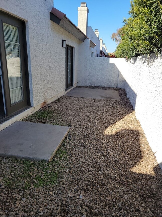 Building Photo - NEWLY REMODELED! 3 Bed 2 Bath Single Story Central PHX