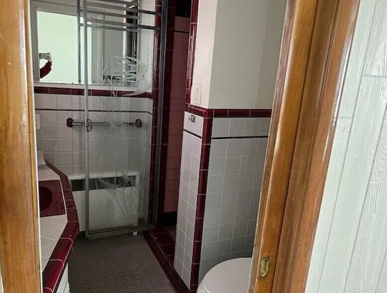 Building Photo - 315 W 11th St