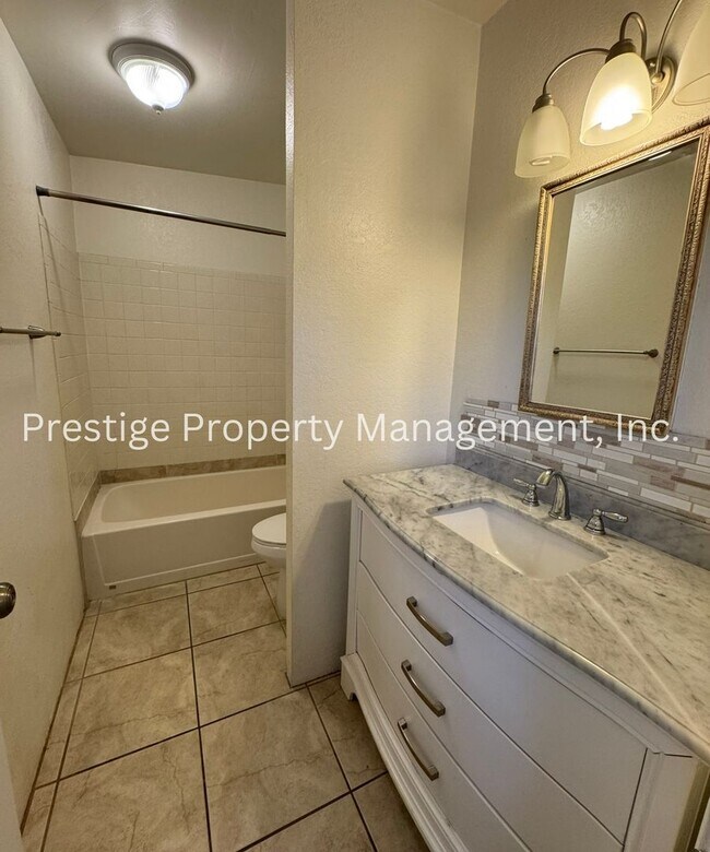 Building Photo - 3bd/2ba home tucked away in Northwest Tucs...