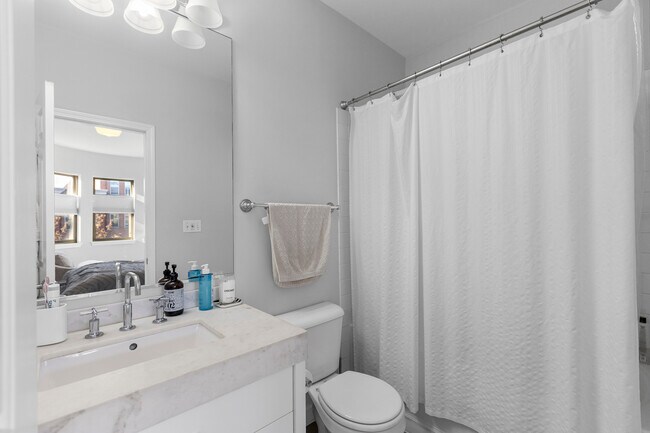 Building Photo - 720 W Evergreen-1