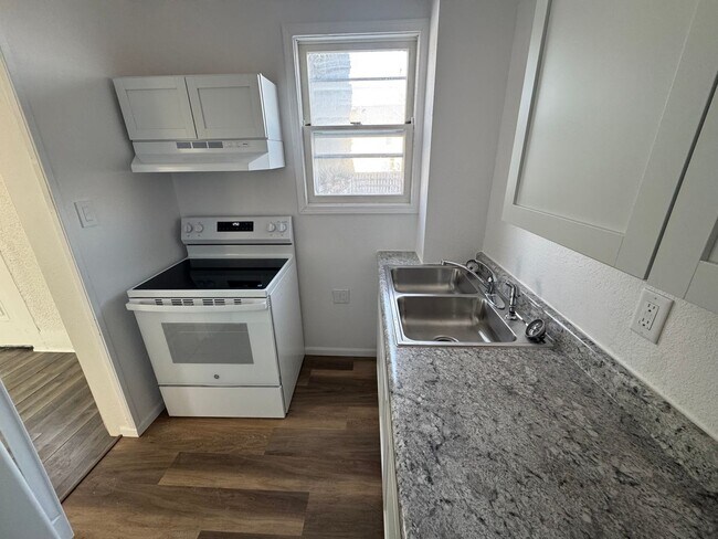 Building Photo - 321 W 5th St