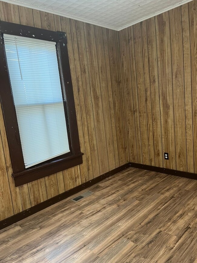 Building Photo - Nice 2 Bedroom 1 bath home