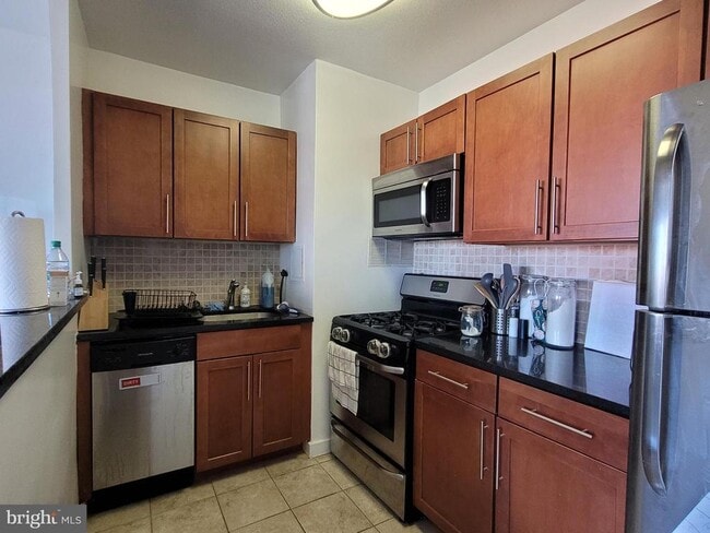 Building Photo - 200 Locust St