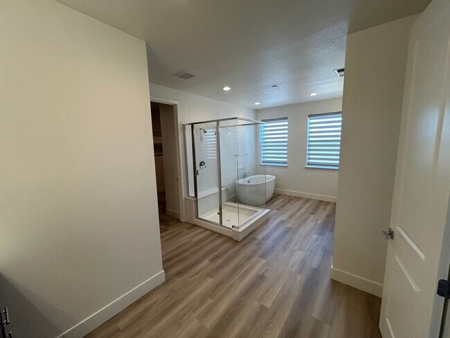 Building Photo - Spacious 4 Bed 2.5 Bath Home in Ellis with Solar!