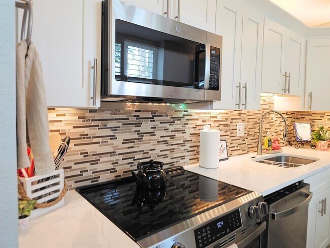 Building Photo - 7560 Bay Island Dr S