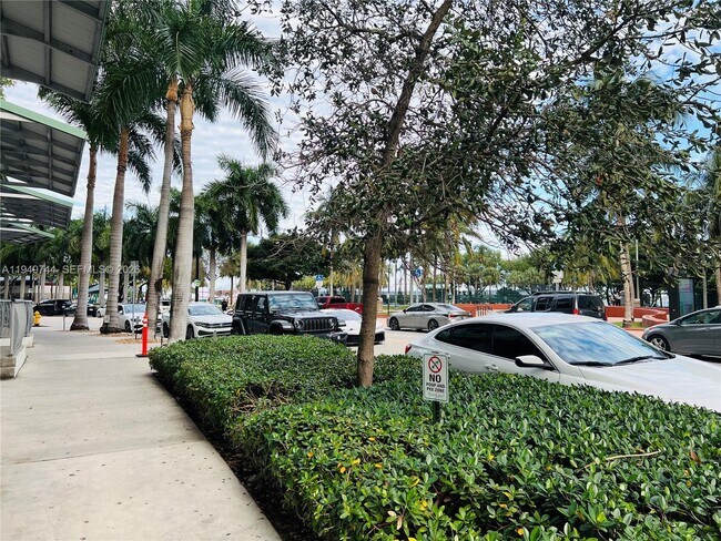 Building Photo - 1750 N Bayshore Dr