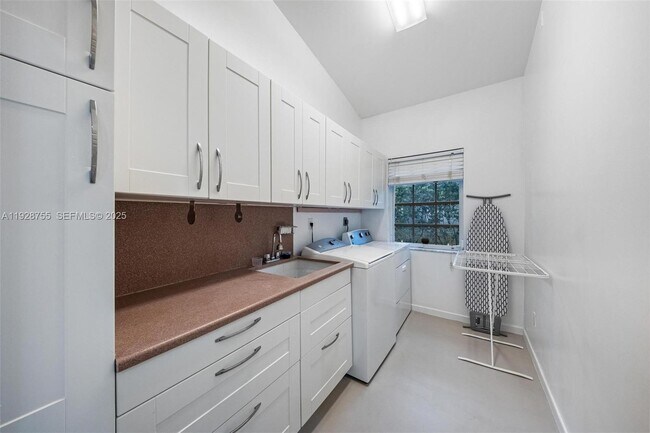 Building Photo - 1033 Almeria Ave