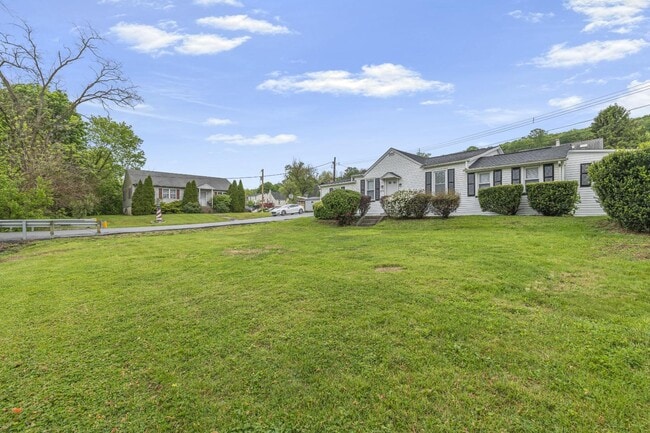 Building Photo - 1402 Valley Rd