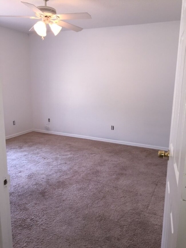 Building Photo - Spacious 4BR House in Tampa
