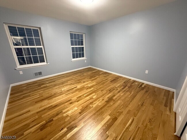 Building Photo - 527 4th Ave