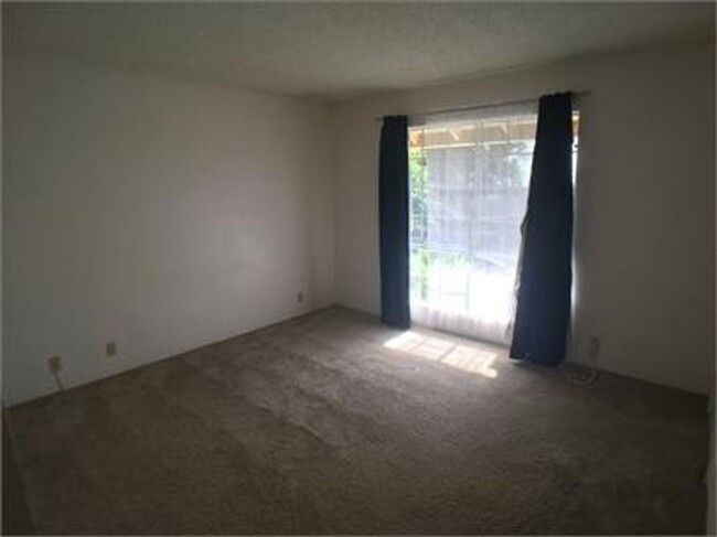 Building Photo - Great 2bd/1.5ba unit with 2 parking stalls...