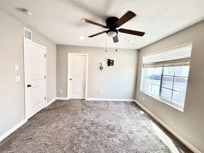 Building Photo - 153 E Brushy Canyon St