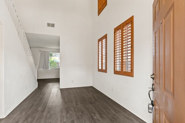 Building Photo - Beautiful 3BD/2.5BA In The Highly Coveted ...