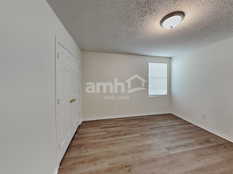 Building Photo - 16136 Shawnee Trl