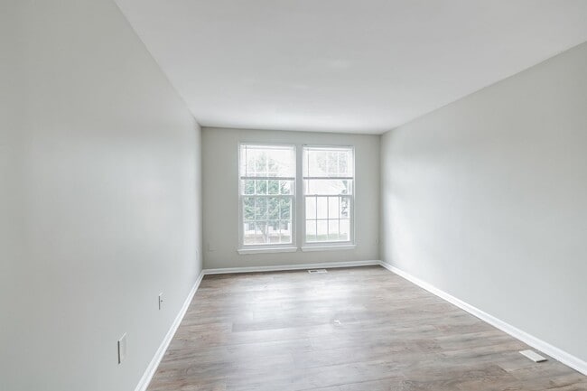 Building Photo - 3 bedroom 2.5 bathroom townhome for rent