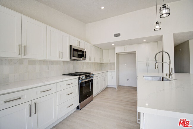Building Photo - 5452 Rockledge Dr