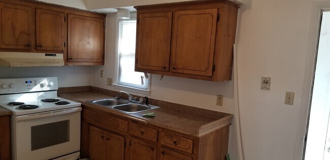 Building Photo - 313-313 Hurdle Dr