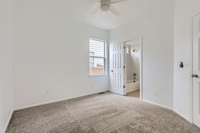 Building Photo - **Spacious, Light-Filled 4 bed, 4 bath wit...