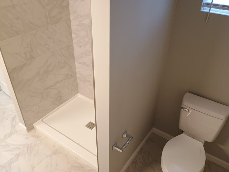 Master bath - 1618 N Rural St