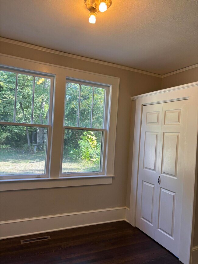 Building Photo - 41 W Charlotte Ave