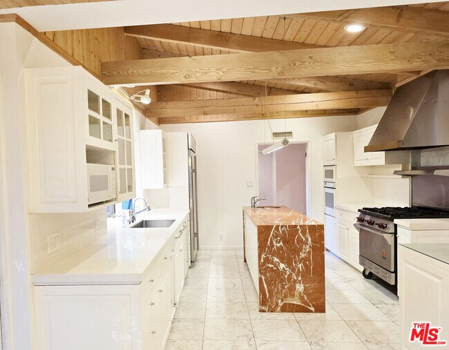 Building Photo - 4031 Hollyline Ave