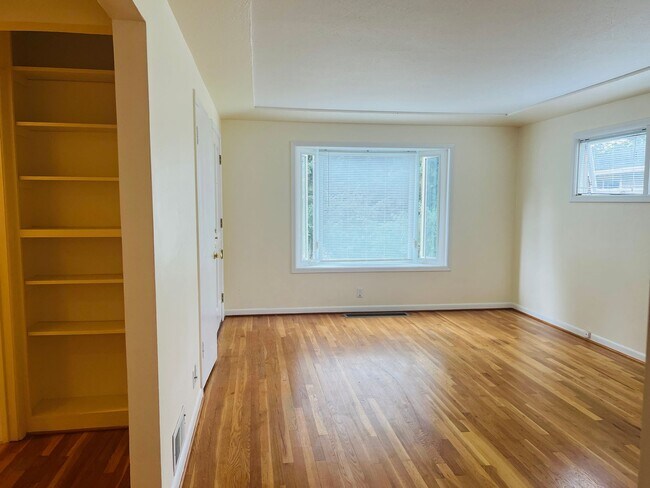 Building Photo - Great One Bedroom Unit Located In Multnoma...