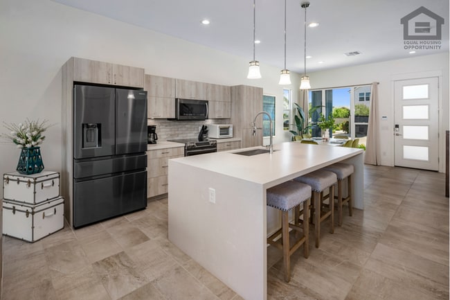 Building Photo - 3Bed/2.5Bath Beautifully Furnished or Unfurnished Home in Goodyear! -- MODERN FINISHES!