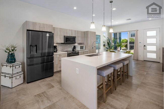 Building Photo - 3Bed/2.5Bath Modern House in Goodyear! -- MODERN FINISHES!