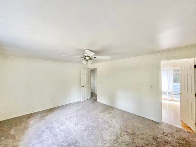 Building Photo - Spacious 5-Bedroom Home in Prime Location