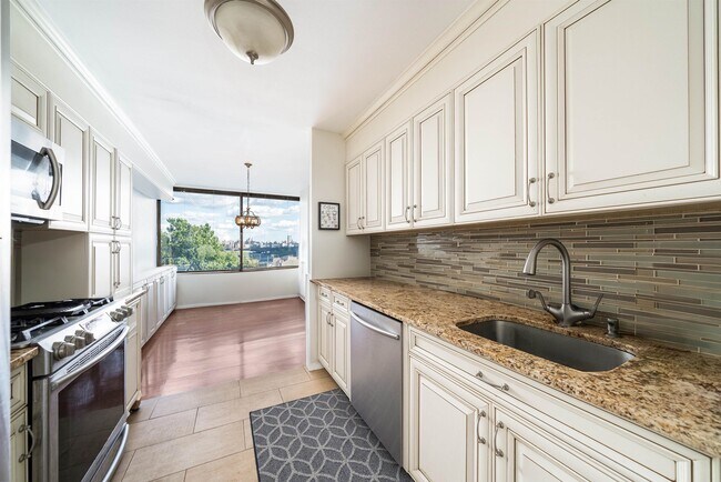Building Photo - 9060 Palisade Ave