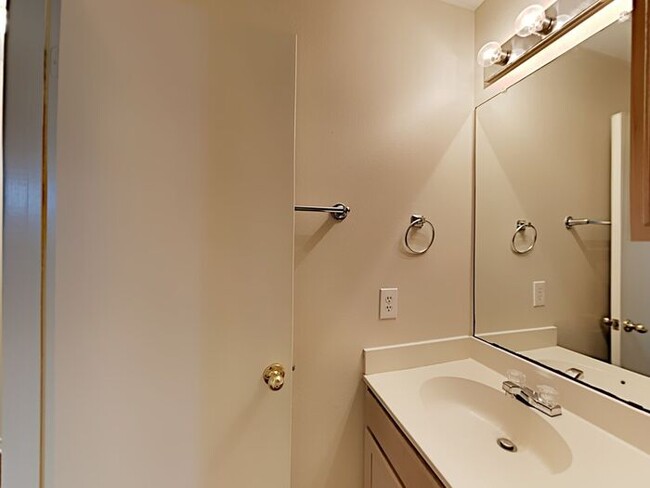 Building Photo - No Application Fees* $500 Off 1st Month Rent*