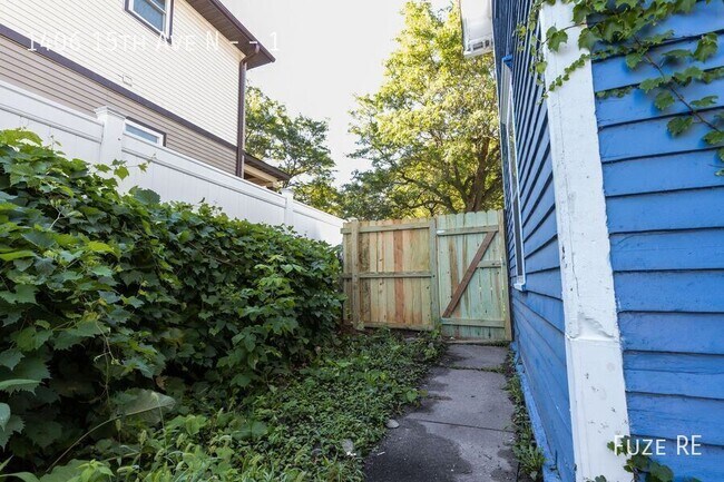 Building Photo - 1406 N 15th Ave