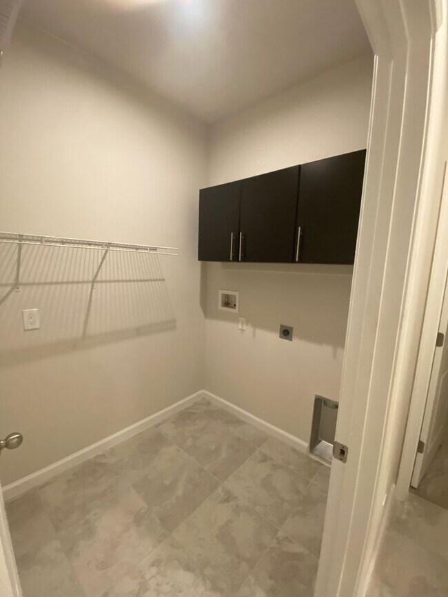 Building Photo - 2304 Tudor Rose Dr