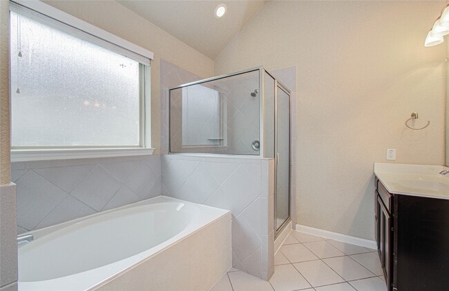 Building Photo - 15702 Whisper Woods Dr