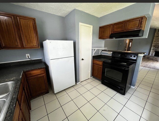 Building Photo - 11013 Crenchrus Ct