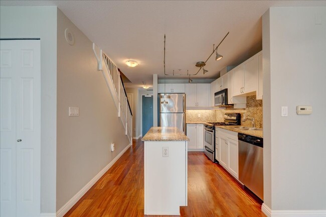 Building Photo - Remodeled 2-Bed, 2.5-Bath Townhome, 2 Park...