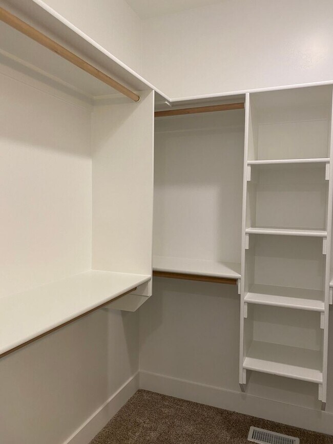 Building Photo - CHECK OUT THIS TOWNHOME IN SUGAR CITY WITH THE HOA and INTERNET INCLUDED!!