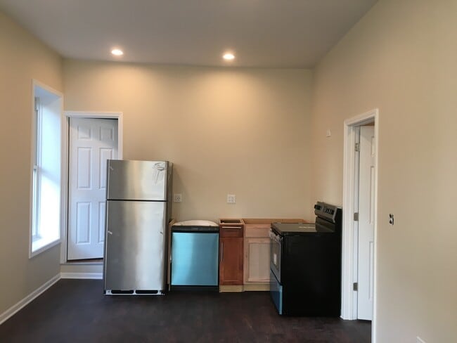 Building Photo - 321 W 24th St