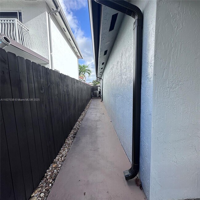 Building Photo - 16012 SW 64th Terrace