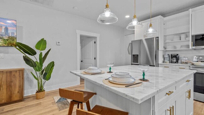 Building Photo - 1007 E Comanche Ave