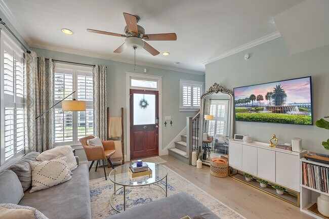 Building Photo - RARE Gem -- Downtown CHS Home!
