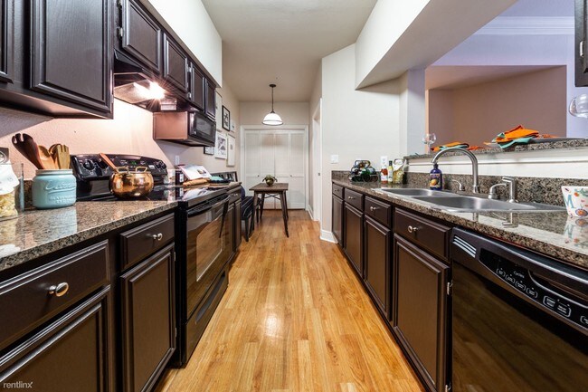 Primary Photo - 2 br, 1 bath Flat - 5601 West Loop S